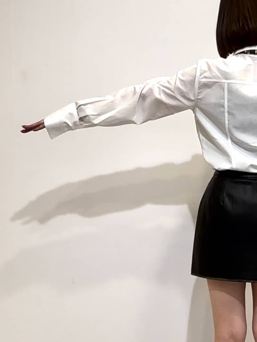 ブラック系のスカート、ホワイト系のシャツ/ブラウス、ブルー系のネクタイを着用したレディースの秋コーディネートの7枚目の写真