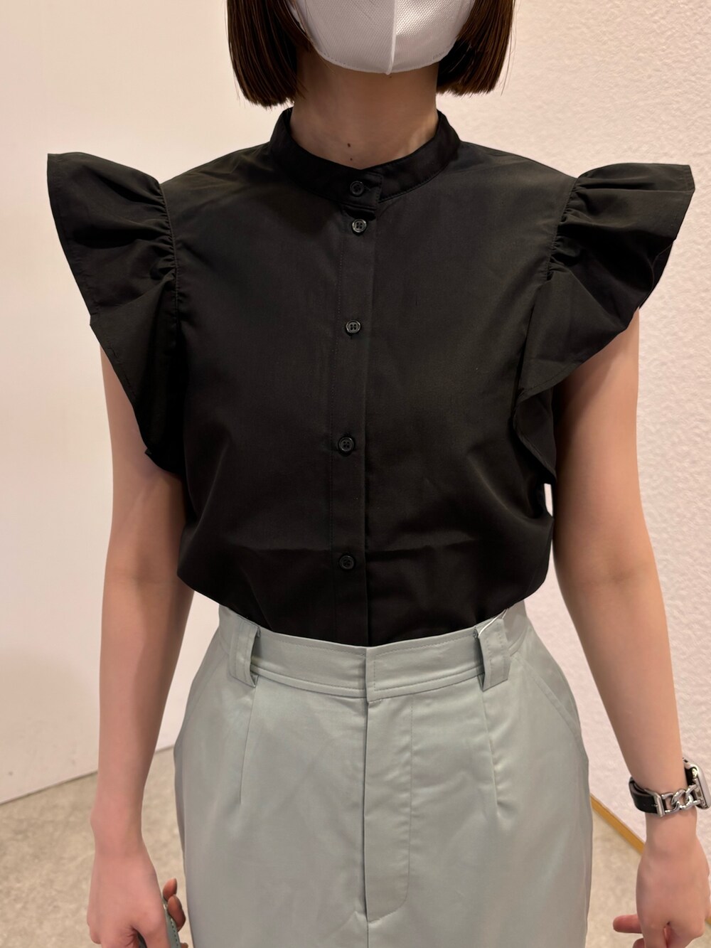 グリーン系のスカート、ブルー系のショルダーバッグ、シルバー系のサンダルを着用したレディースの春コーディネートの8枚目の写真