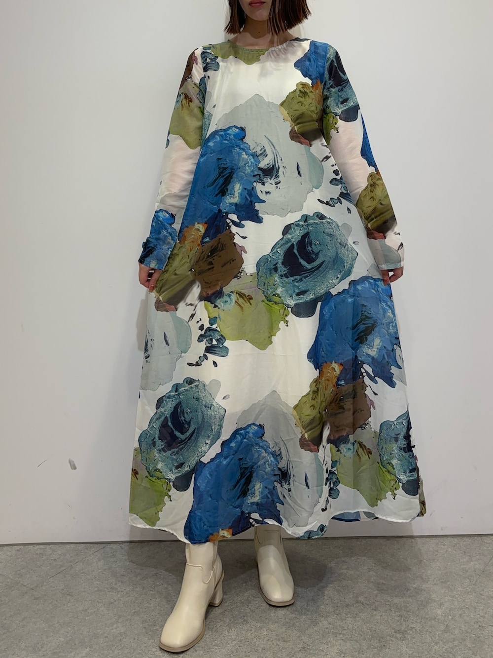 ホワイト系のワンピース、ホワイト系のブーツを着用したレディースの夏コーディネートの3枚目の写真