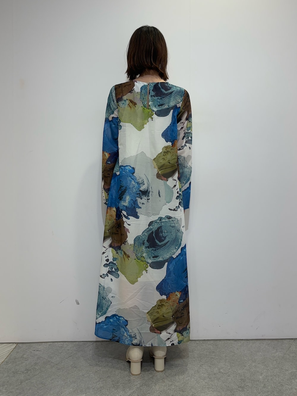 ホワイト系のワンピース、ホワイト系のブーツを着用したレディースの夏コーディネートの5枚目の写真