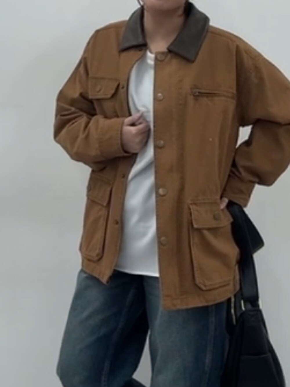 ブラウン系のジャケット/アウター、ベージュ系のTシャツ/カットソー、ブラック系のブーツを着用したレディースの秋コーディネートの7枚目の写真