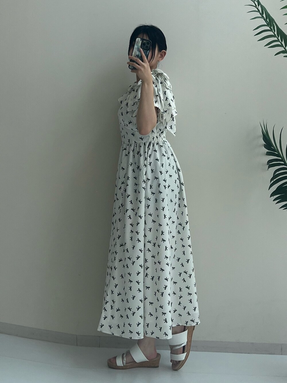 ホワイト系のワンピース、ホワイト系のサンダルを着用したレディースの夏コーディネートの3枚目の写真