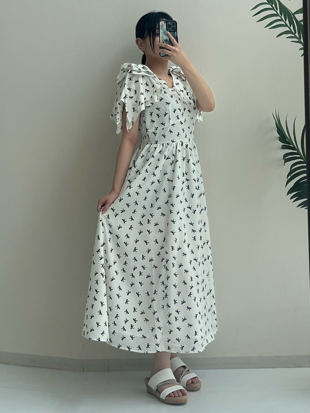 ホワイト系のワンピース、ホワイト系のサンダルを着用したレディースの夏コーディネートの2枚目の写真