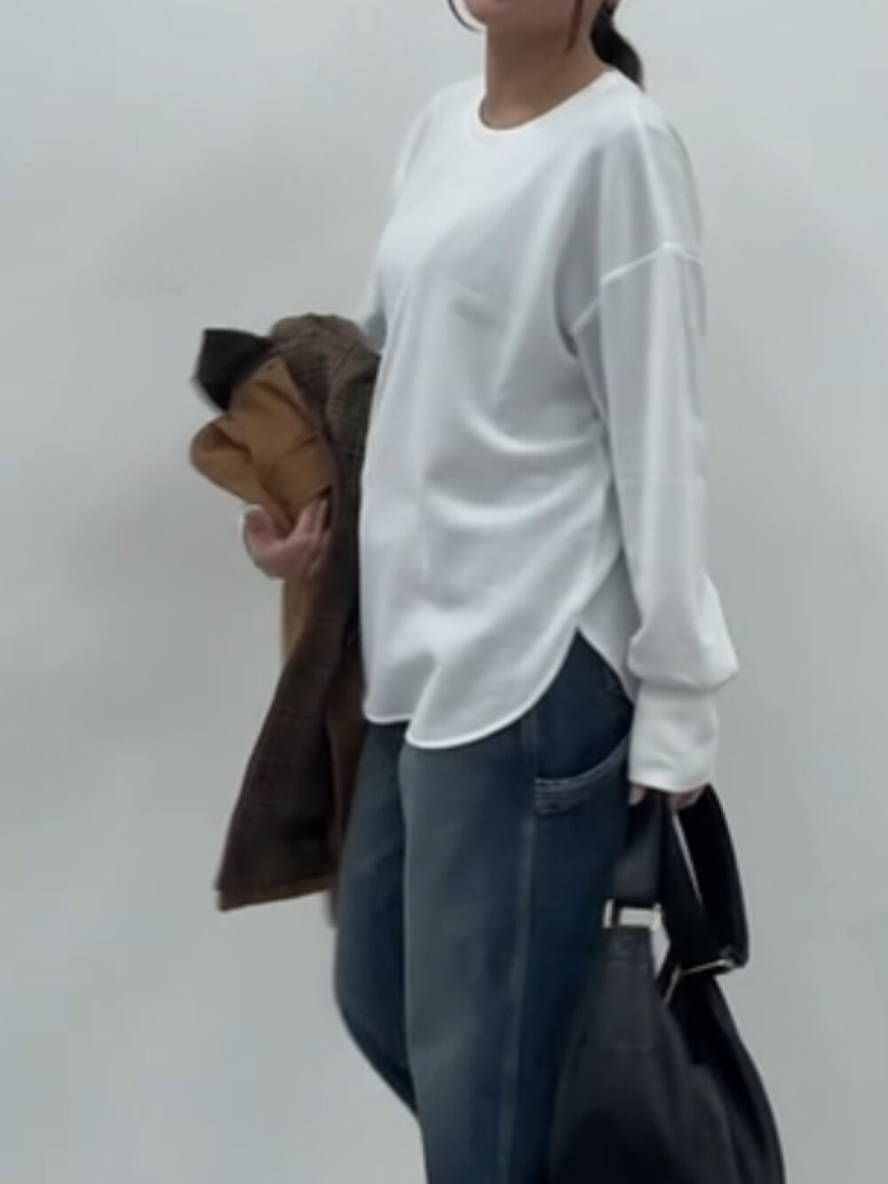 ブラウン系のジャケット/アウター、ベージュ系のTシャツ/カットソー、ブラック系のブーツを着用したレディースの秋コーディネートの9枚目の写真