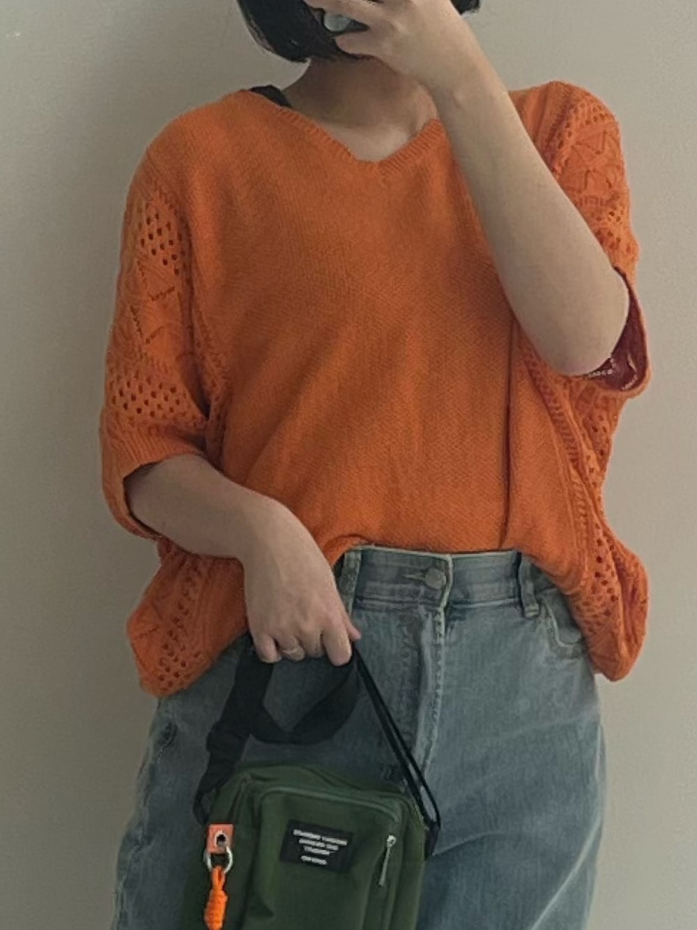 ブルー系のその他パンツ、ブラック系のスニーカー、グレー系のニット/セーターを着用したレディースの春コーディネートの2枚目の写真