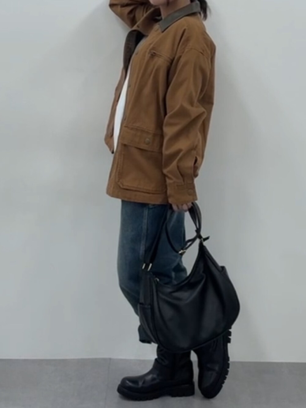 ブラウン系のジャケット/アウター、ベージュ系のTシャツ/カットソー、ブラック系のブーツを着用したレディースの秋コーディネートの3枚目の写真