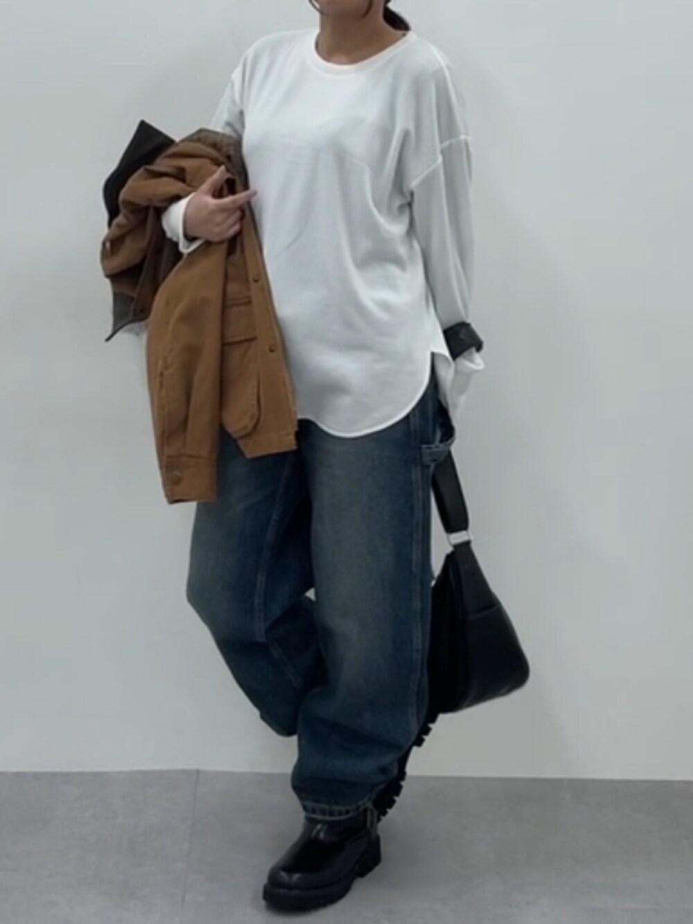 ブラウン系のジャケット/アウター、ベージュ系のTシャツ/カットソー、ブラック系のブーツを着用したレディースの秋コーディネートの8枚目の写真