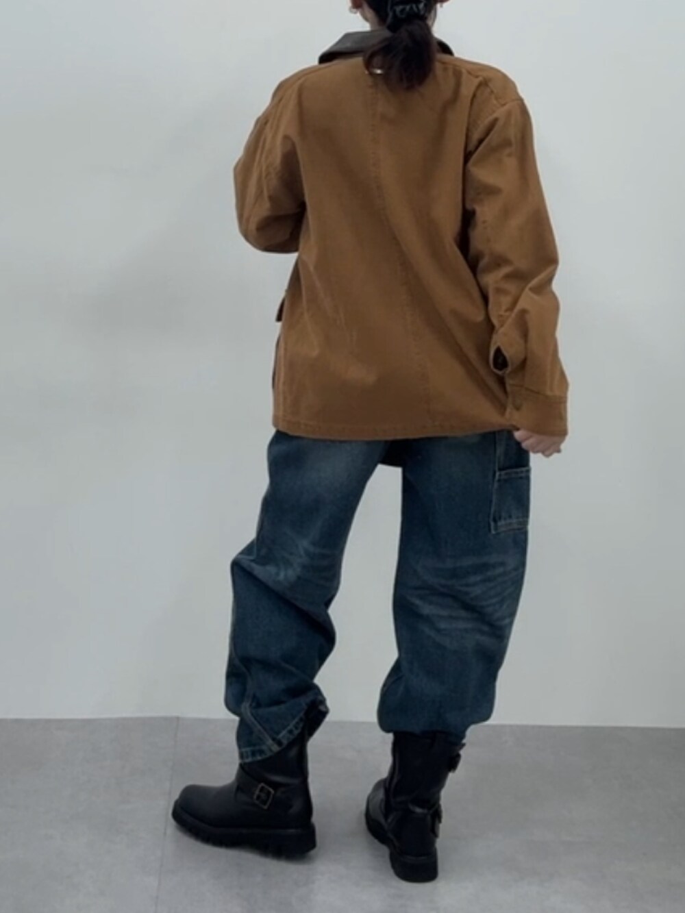 ブラウン系のジャケット/アウター、ベージュ系のTシャツ/カットソー、ブラック系のブーツを着用したレディースの秋コーディネートの4枚目の写真