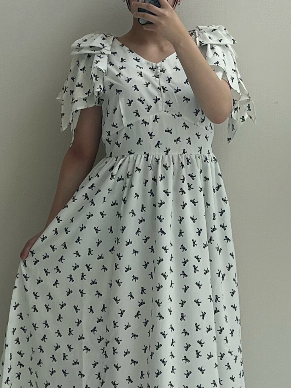 ホワイト系のワンピース、ホワイト系のサンダルを着用したレディースの夏コーディネートの4枚目の写真