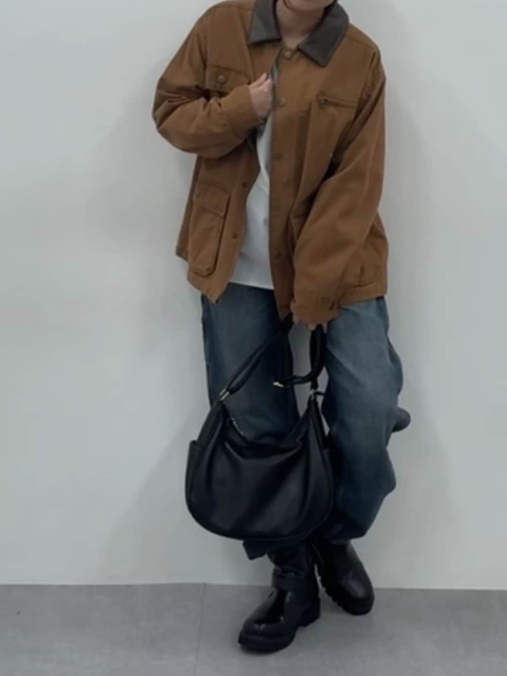 ブラウン系のジャケット/アウター、ベージュ系のTシャツ/カットソー、ブラック系のブーツを着用したレディースの秋コーディネートの6枚目の写真