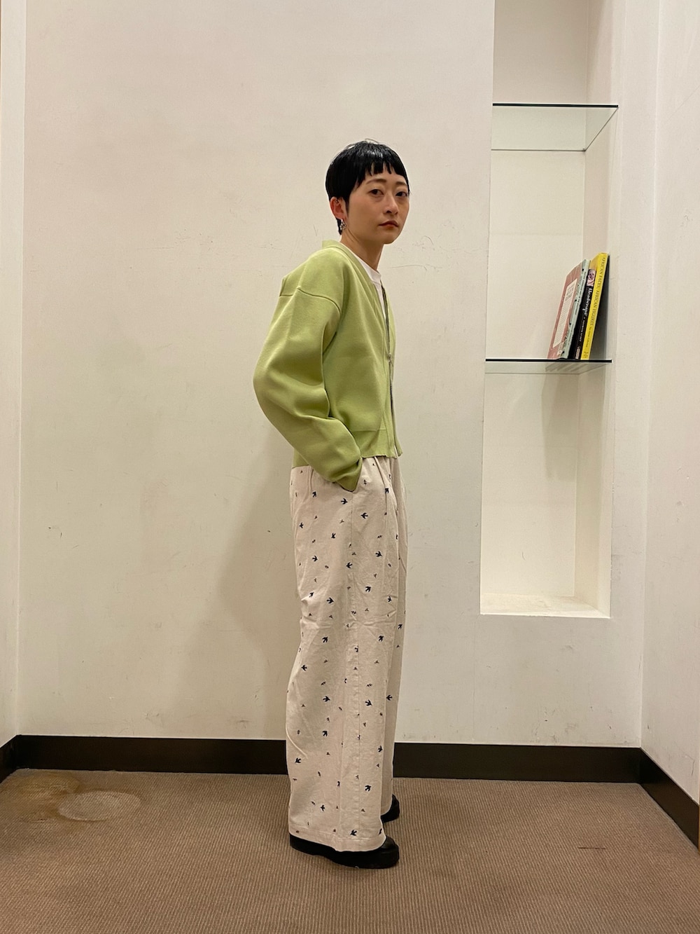 グリーン系のカーディガン/ボレロ、ホワイト系のその他パンツを着用したレディースの冬コーディネートの3枚目の写真