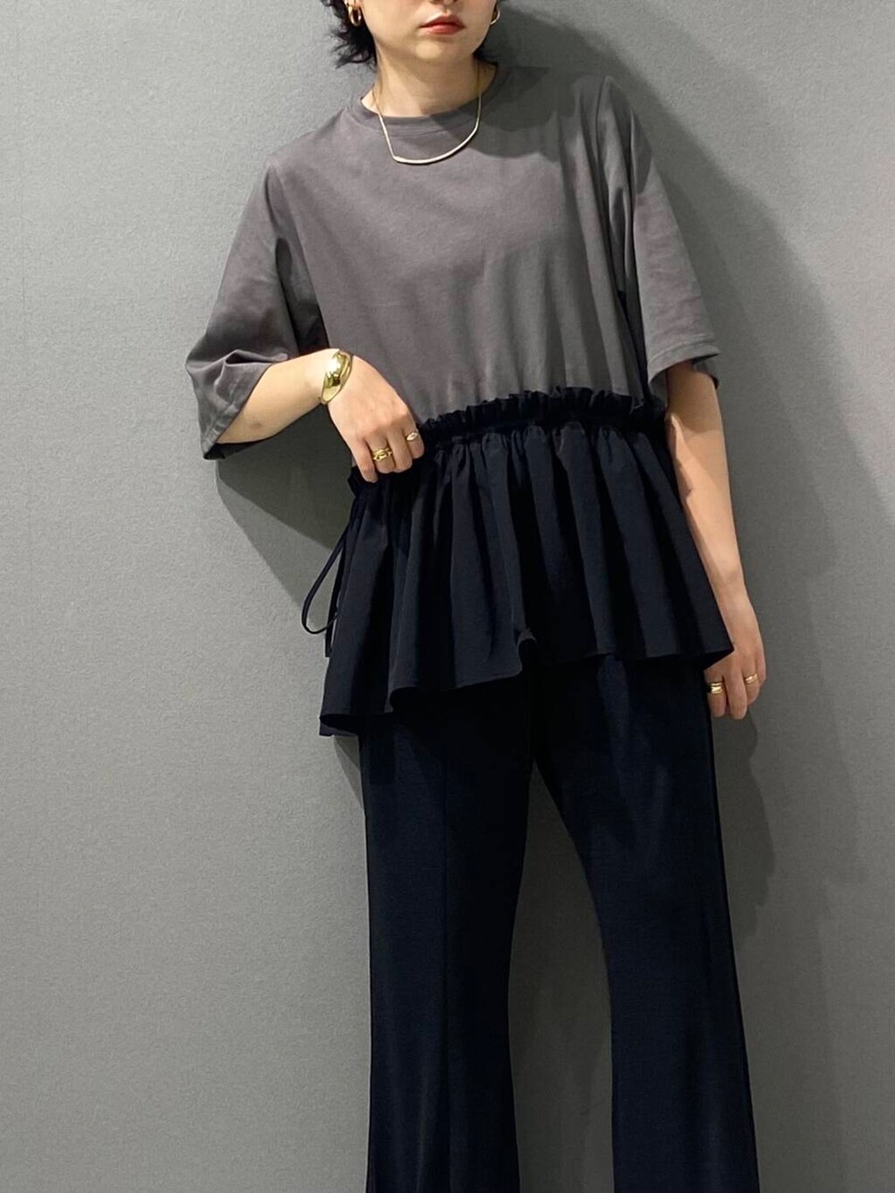 ブラック系のサンダル、ブラック系のその他パンツ、グレー系のTシャツ/カットソーを着用したレディースの夏コーディネートの3枚目の写真