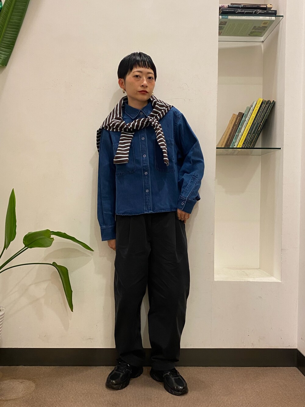 ブルー系のTシャツ/カットソー、ブルー系のシャツ/ブラウス、ブラック系のその他パンツを着用したレディースの冬コーディネートの2枚目の写真