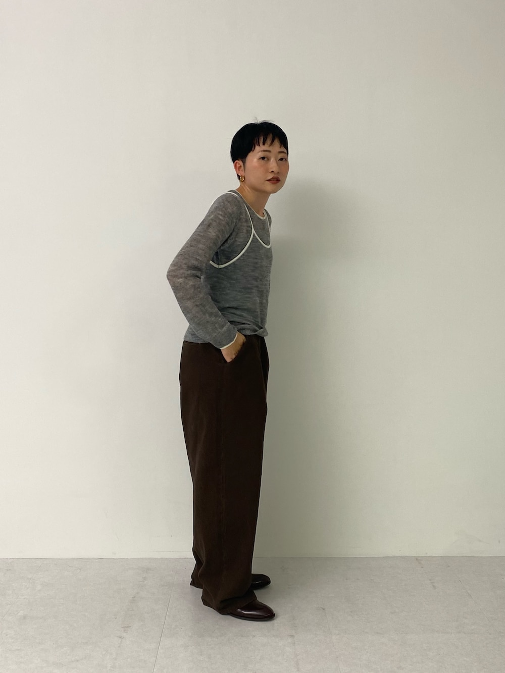 グレー系のニット/セーターを着用したレディースの秋コーディネートの3枚目の写真