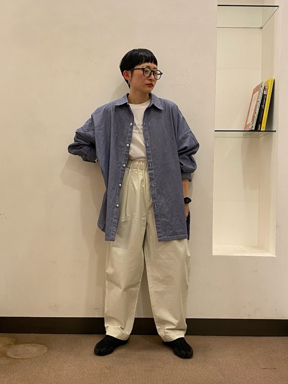 ブルー系のシャツ/ブラウス、ホワイト系のTシャツ/カットソー、ホワイト系のその他パンツを着用したレディースの冬コーディネートの2枚目の写真