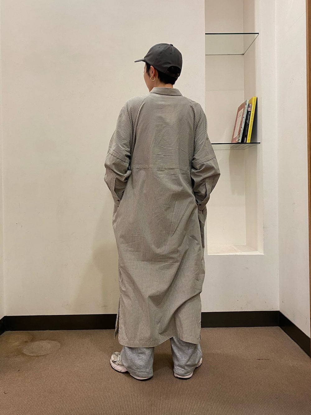 ベージュ系のワンピース/ドレス、グレー系のその他パンツ、グレー系のキャップを着用したレディースの冬コーディネートの5枚目の写真