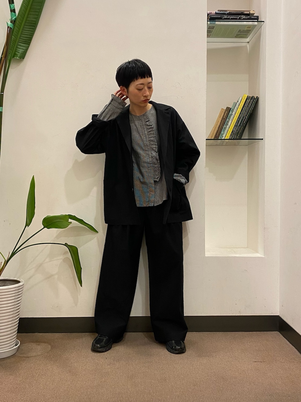 その他のシャツ/ブラウス、ブラック系のその他パンツ、ブラック系のその他アウターを着用したレディースの冬コーディネートの4枚目の写真