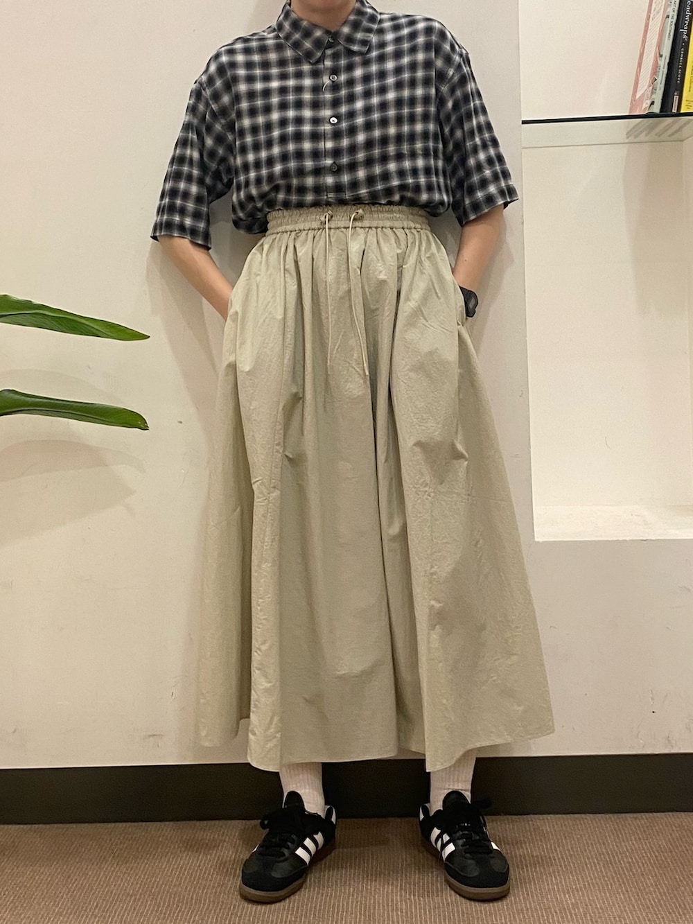 その他のシャツ/ブラウス、ベージュ系のスカート、ブラック系のスニーカーを着用したレディースの春コーディネートの2枚目の写真