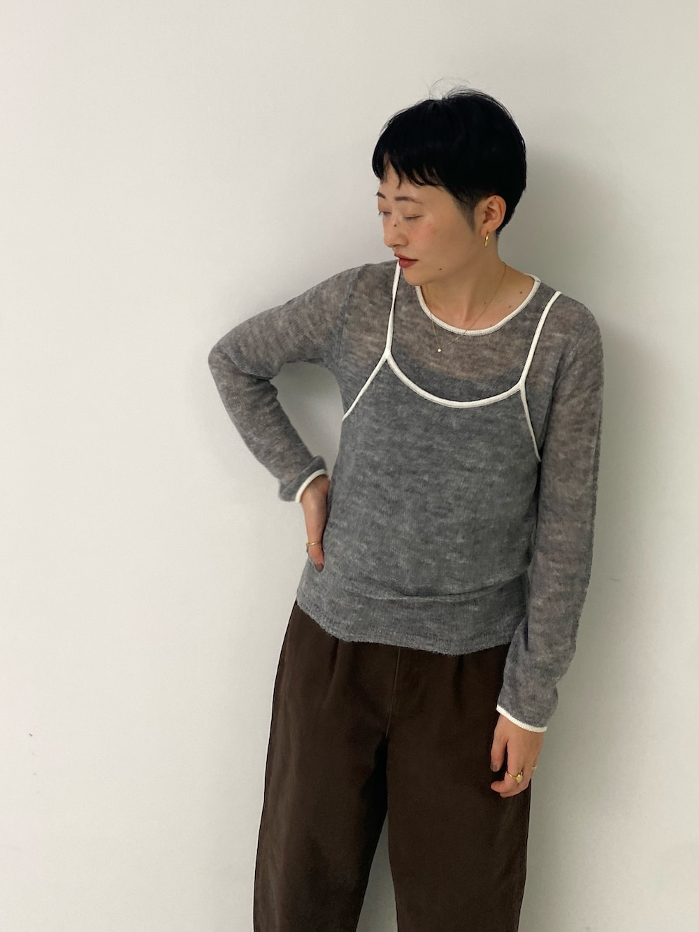 グレー系のニット/セーターを着用したレディースの秋コーディネートの4枚目の写真