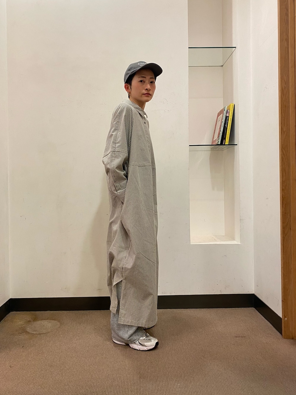 ベージュ系のワンピース/ドレス、グレー系のその他パンツ、グレー系のキャップを着用したレディースの冬コーディネートの4枚目の写真