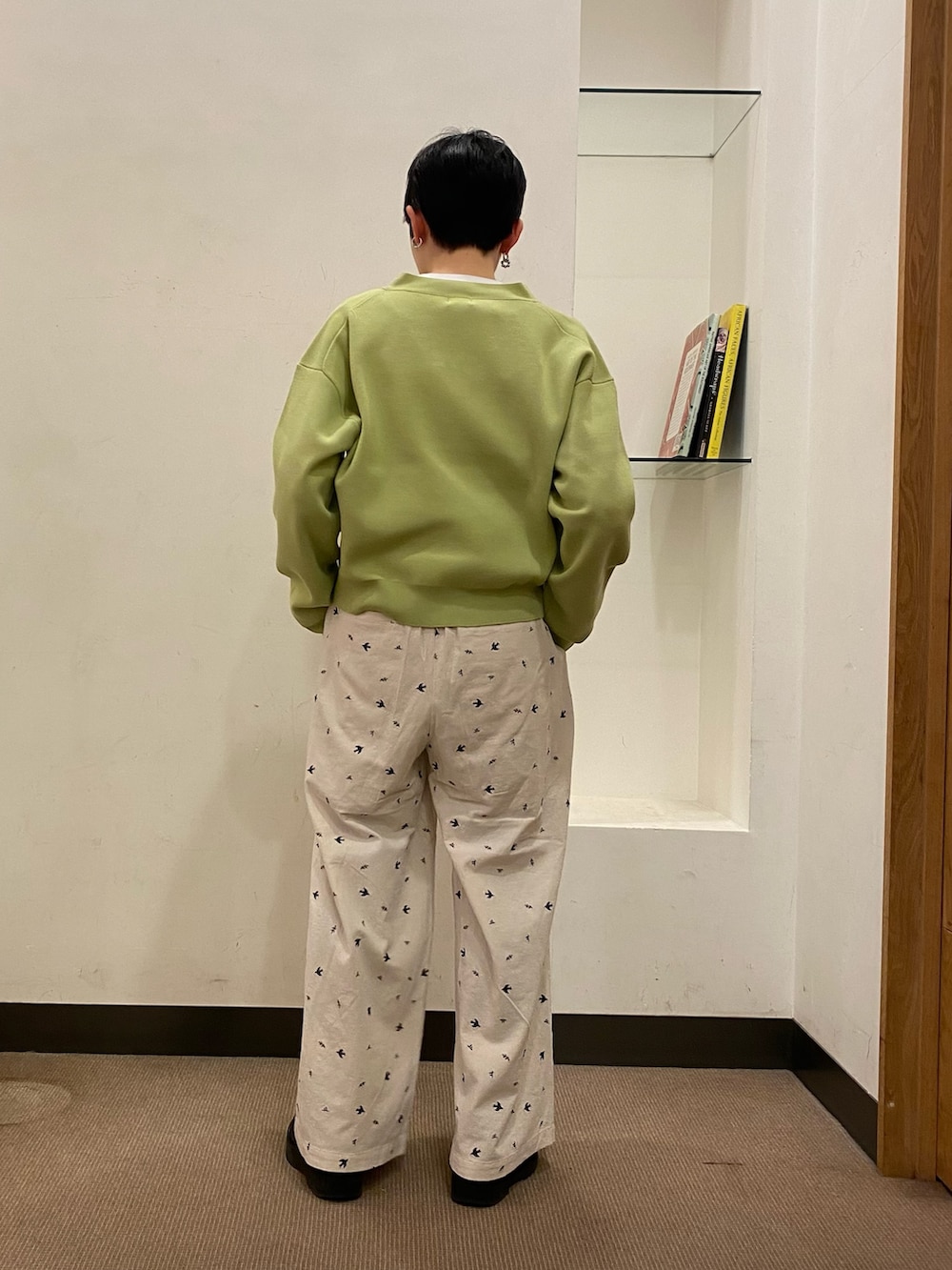 グリーン系のカーディガン/ボレロ、ホワイト系のその他パンツを着用したレディースの冬コーディネートの4枚目の写真