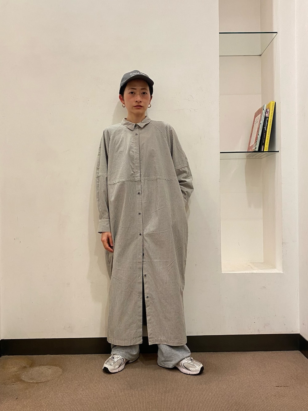 ベージュ系のワンピース/ドレス、グレー系のその他パンツ、グレー系のキャップを着用したレディースの冬コーディネートの2枚目の写真