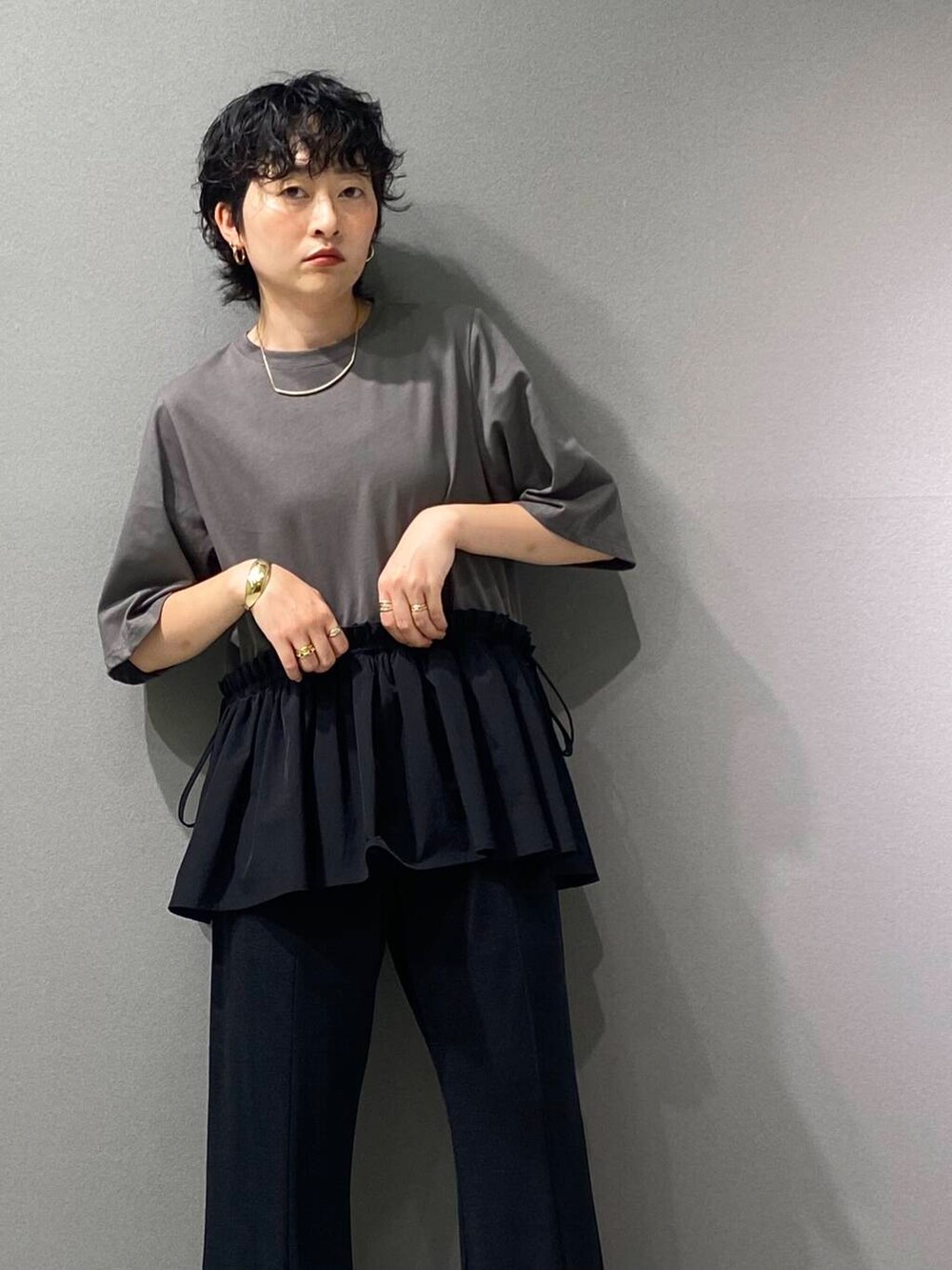 ブラック系のサンダル、ブラック系のその他パンツ、グレー系のTシャツ/カットソーを着用したレディースの夏コーディネートの4枚目の写真