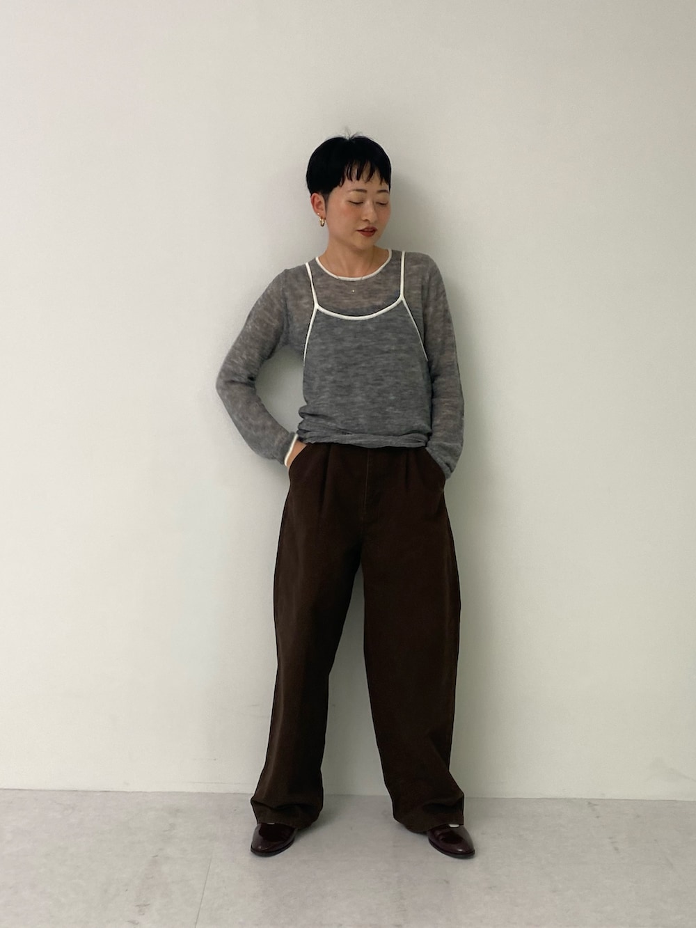 グレー系のニット/セーターを着用したレディースの秋コーディネートの2枚目の写真