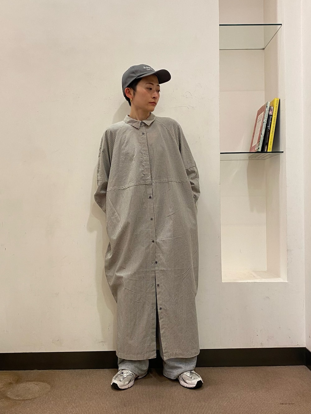 ベージュ系のワンピース/ドレス、グレー系のその他パンツ、グレー系のキャップを着用したレディースの冬コーディネートの3枚目の写真