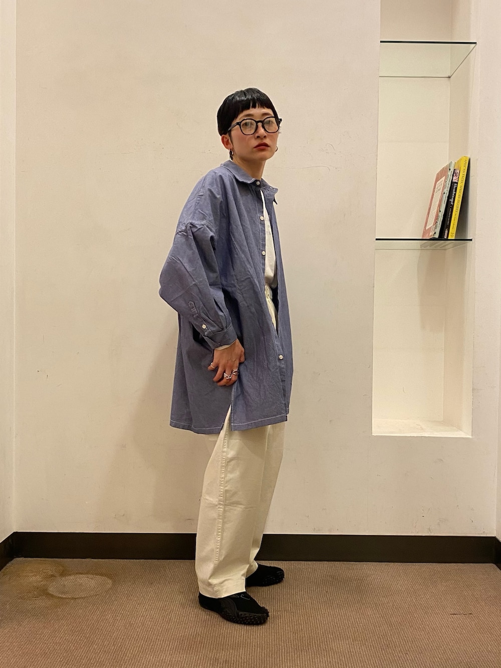 ブルー系のシャツ/ブラウス、ホワイト系のTシャツ/カットソー、ホワイト系のその他パンツを着用したレディースの冬コーディネートの3枚目の写真