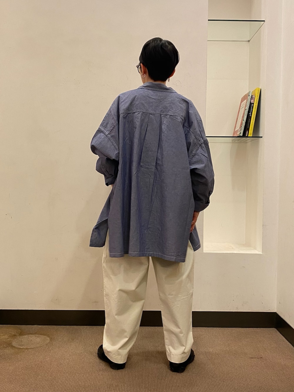 ブルー系のシャツ/ブラウス、ホワイト系のTシャツ/カットソー、ホワイト系のその他パンツを着用したレディースの冬コーディネートの4枚目の写真