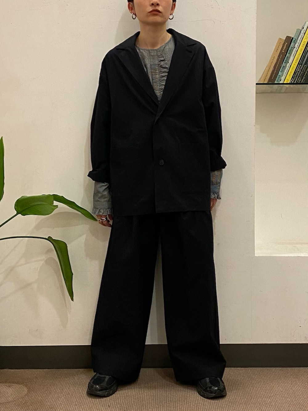 その他のシャツ/ブラウス、ブラック系のその他パンツ、ブラック系のその他アウターを着用したレディースの冬コーディネートの3枚目の写真