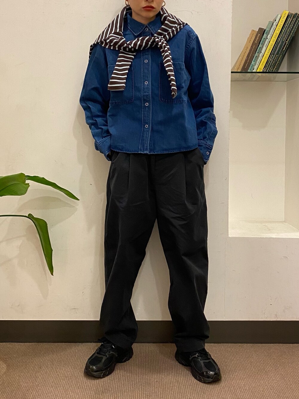 ブルー系のTシャツ/カットソー、ブルー系のシャツ/ブラウス、ブラック系のその他パンツを着用したレディースの冬コーディネートの3枚目の写真