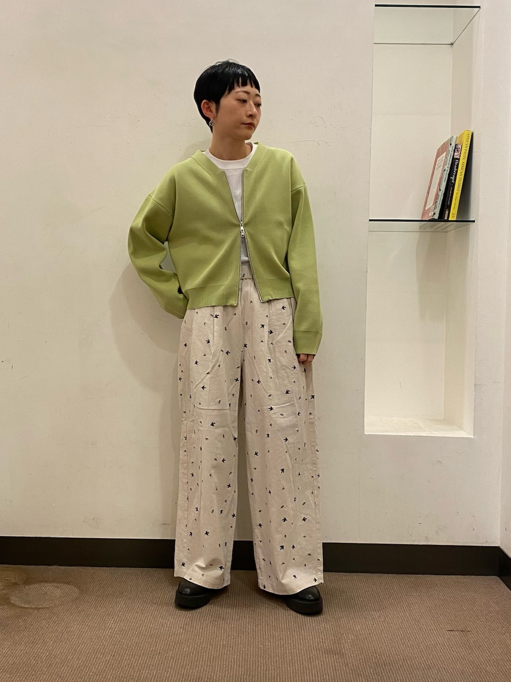 グリーン系のカーディガン/ボレロ、ホワイト系のその他パンツを着用したレディースの冬コーディネートの2枚目の写真