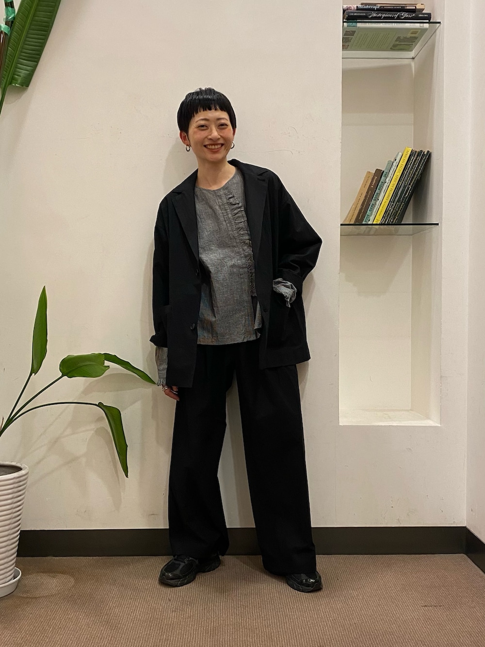 その他のシャツ/ブラウス、ブラック系のその他パンツ、ブラック系のその他アウターを着用したレディースの冬コーディネートの2枚目の写真