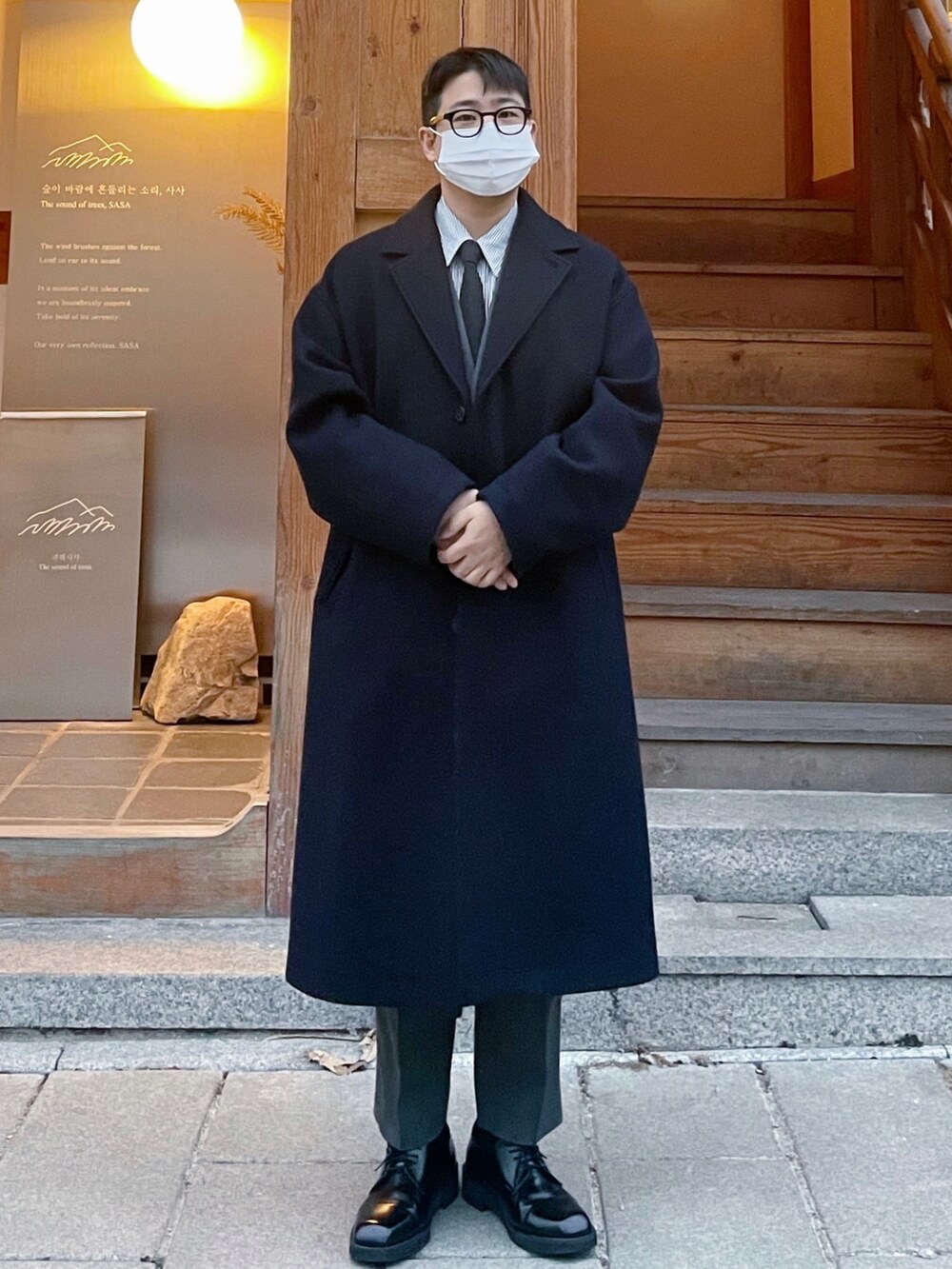 ブルー系のシャツ/ブラウス、ブルー系のネクタイ、グレー系のスーツセットを着用したメンズの冬コーディネートの2枚目の写真