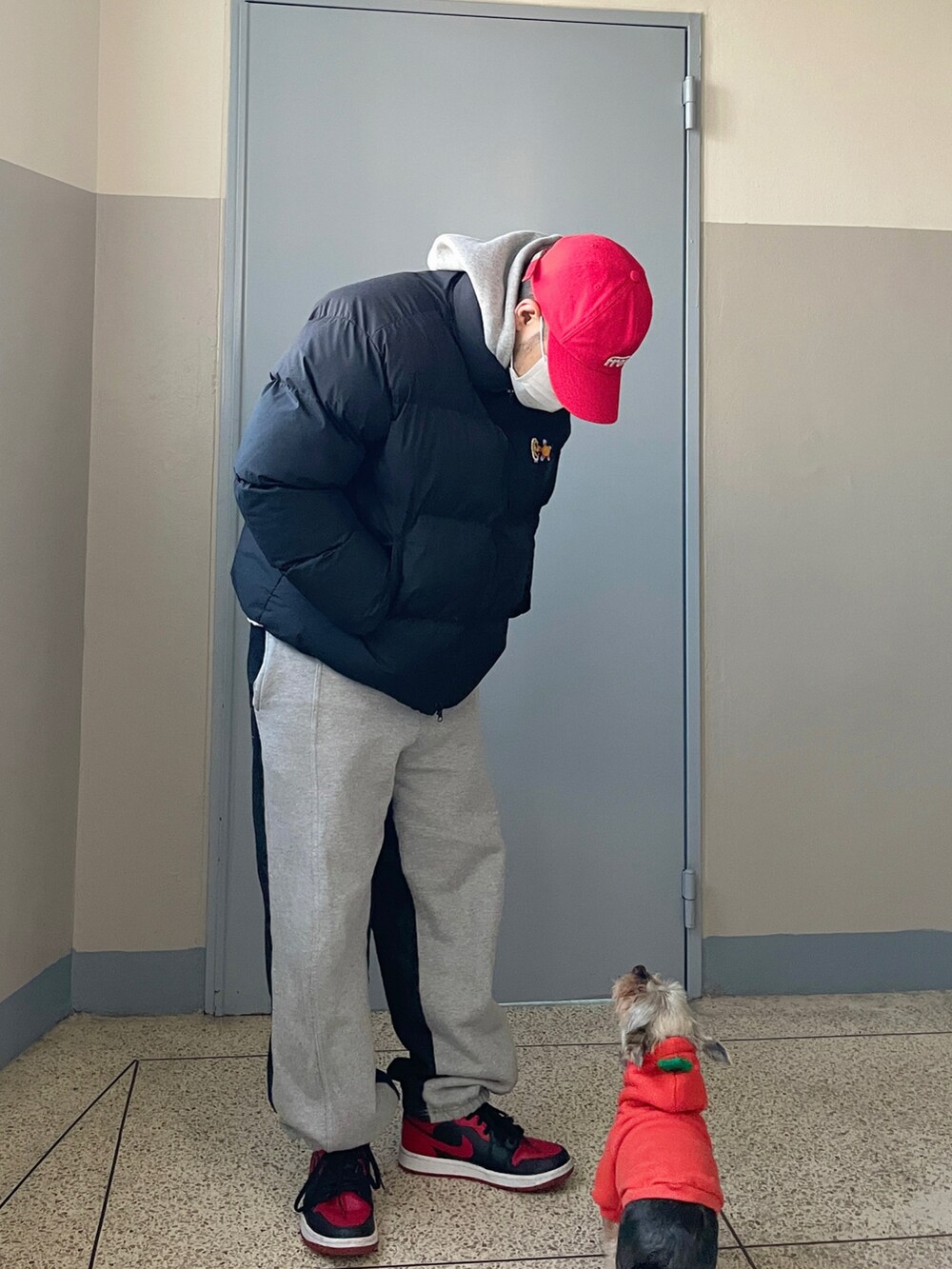 ブラック系のMA-1、グレー系のスウェットパンツ、レッド系のスニーカーを着用したメンズの冬コーディネートの4枚目の写真