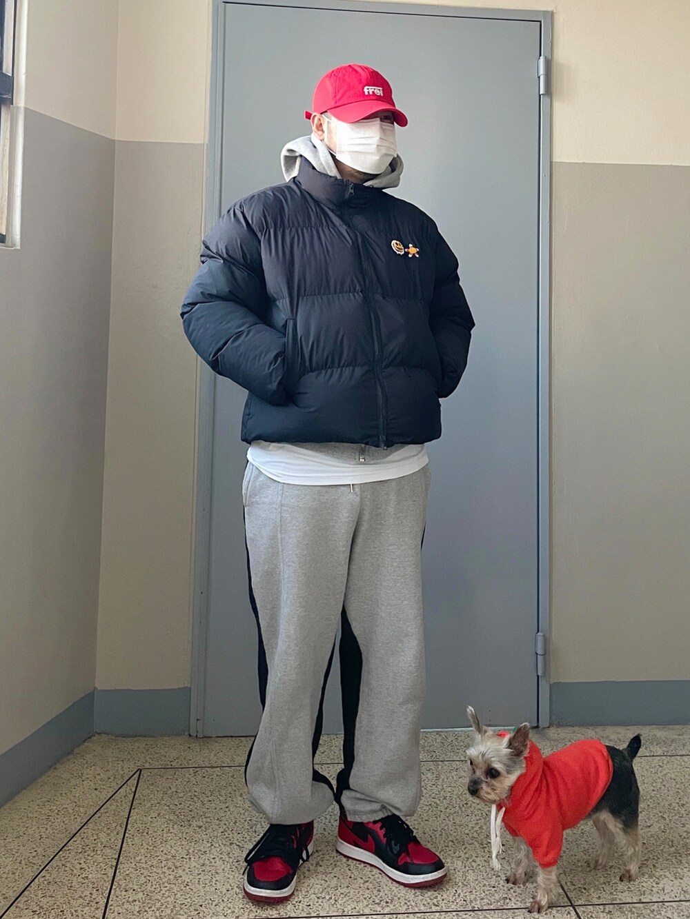 ブラック系のMA-1、グレー系のスウェットパンツ、レッド系のスニーカーを着用したメンズの冬コーディネートの3枚目の写真