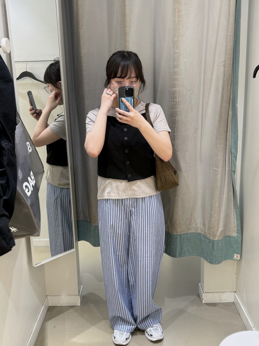 ブラック系のTシャツ/カットソーを着用したレディースの夏コーディネートの2枚目の写真