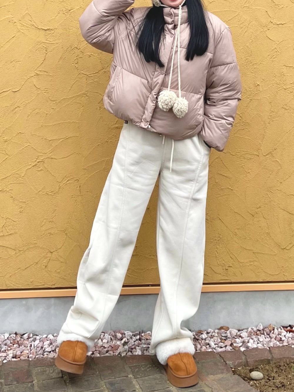 ベージュ系のダウンジャケット/コート、ベージュ系のスウェットパンツ、イエロー系のスリッポンを着用したレディースの冬コーディネートの3枚目の写真