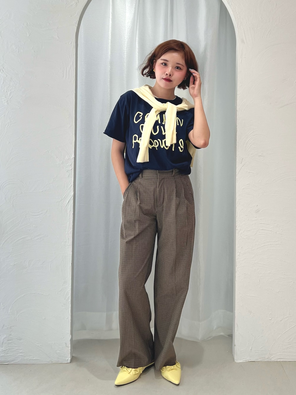 ブルー系のTシャツ/カットソー、イエロー系のパンプス、イエロー系のカーディガン/ボレロを着用したレディースの秋コーディネートの2枚目の写真