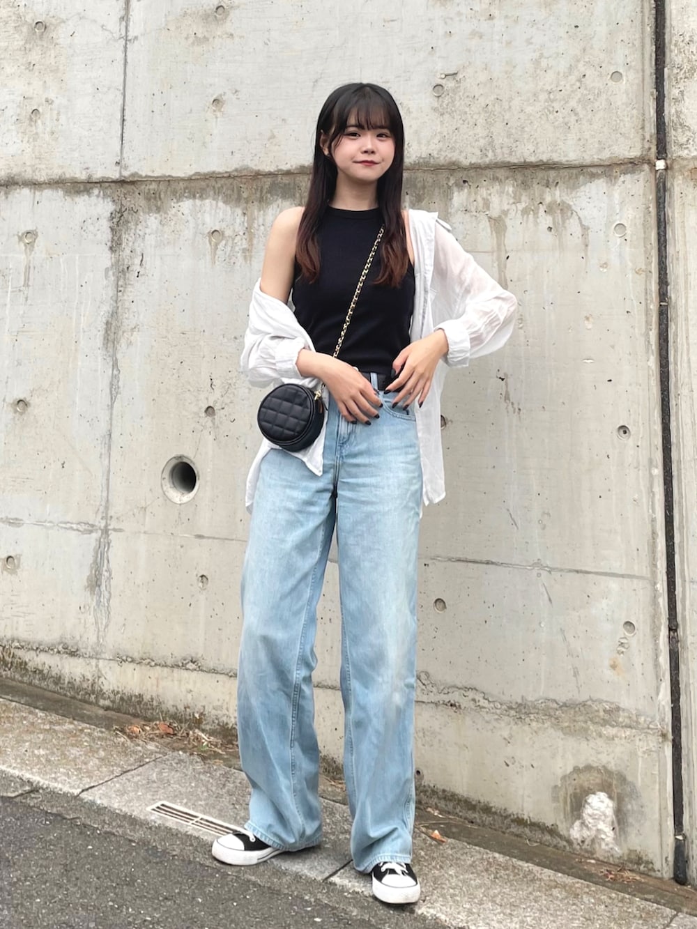 ホワイト系のシャツ/ブラウス、ブラック系のタンクトップ、ブラック系のスニーカーを着用したレディースの夏コーディネートの2枚目の写真