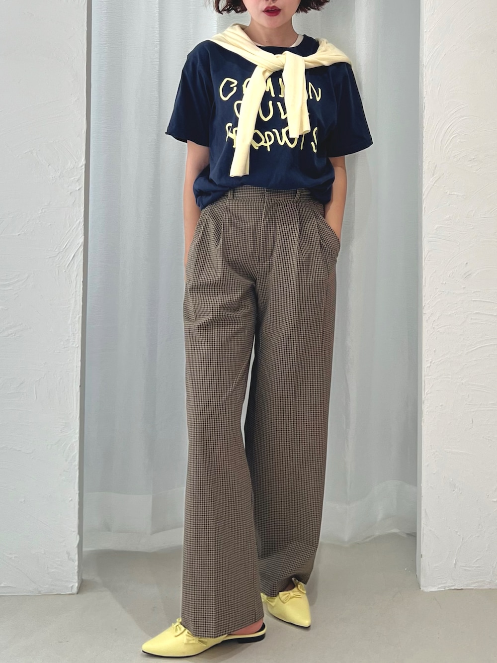 ブルー系のTシャツ/カットソー、イエロー系のパンプス、イエロー系のカーディガン/ボレロを着用したレディースの秋コーディネートの3枚目の写真