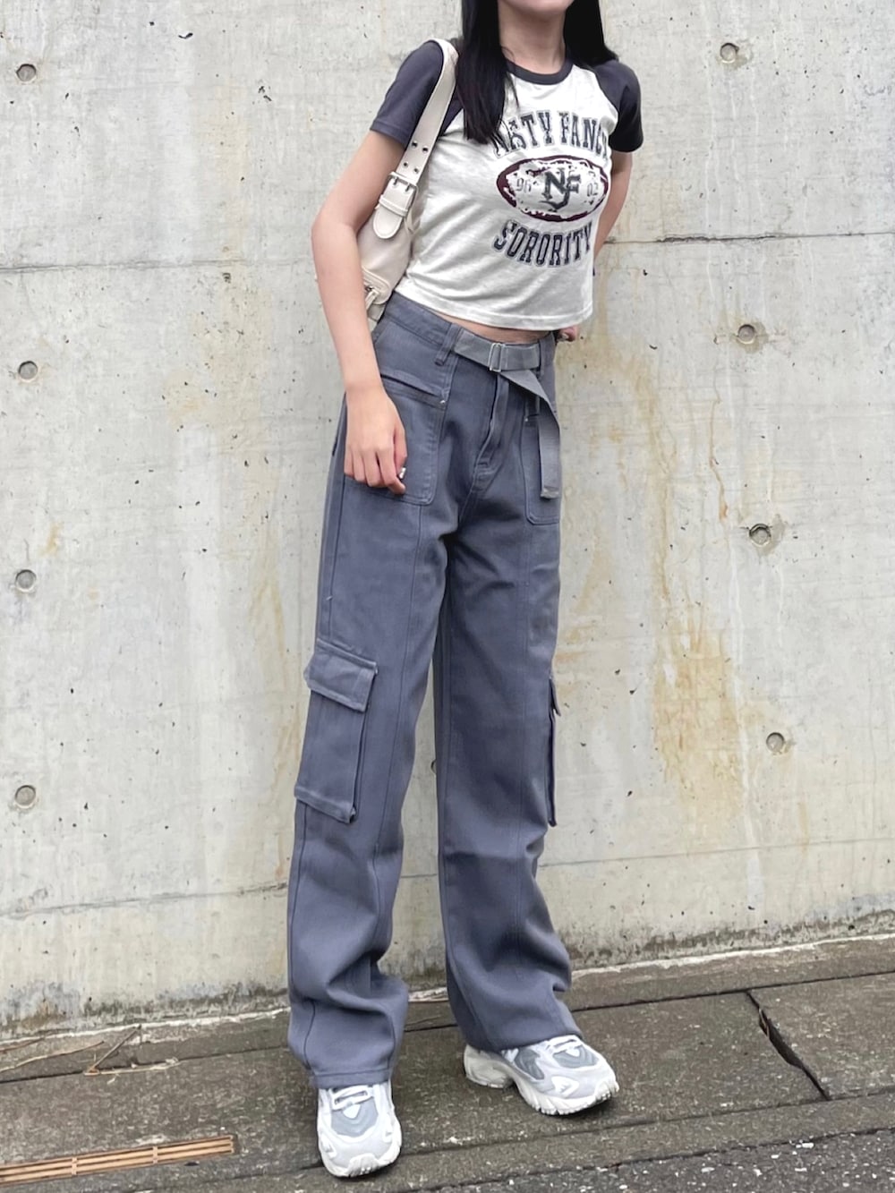 グレー系のTシャツ/カットソー、グレー系のカーゴパンツ、ホワイト系のショルダーバッグを着用したレディースの夏コーディネートの3枚目の写真