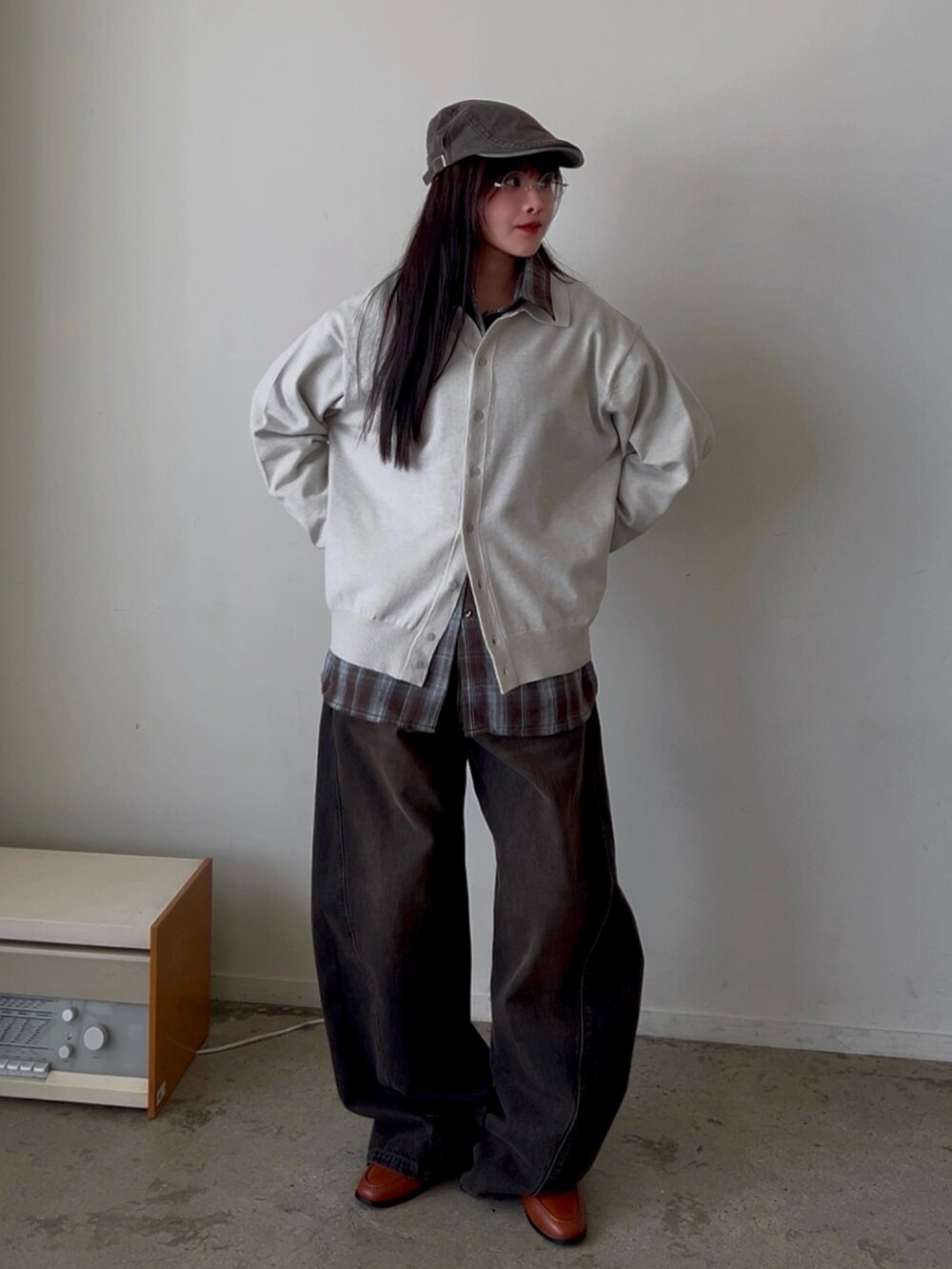 グレー系のシャツ/ブラウス、ブラウン系のシャツ/ブラウス、ブラック系のデニムパンツを着用したレディースの春コーディネートの2枚目の写真