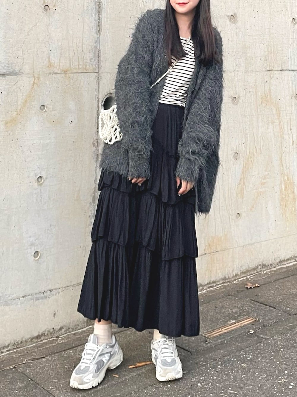 ブラック系のカーディガン/ボレロ、ブルー系のTシャツ/カットソー、ブラック系のスカートを着用したレディースの秋コーディネートの3枚目の写真