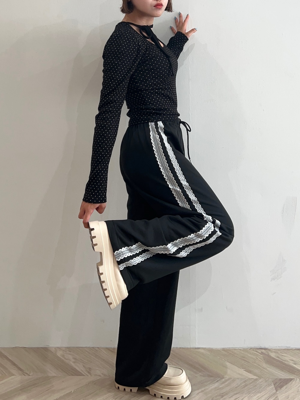 ブラック系のその他パンツ、ブラック系のTシャツ/カットソー、ベージュ系のブーツを着用したレディースの秋コーディネートの3枚目の写真