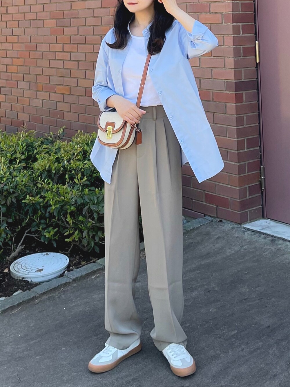 ホワイト系のTシャツ/カットソー、ブルー系のシャツ/ブラウス、ベージュ系のショルダーバッグを着用したレディースの春コーディネートの3枚目の写真