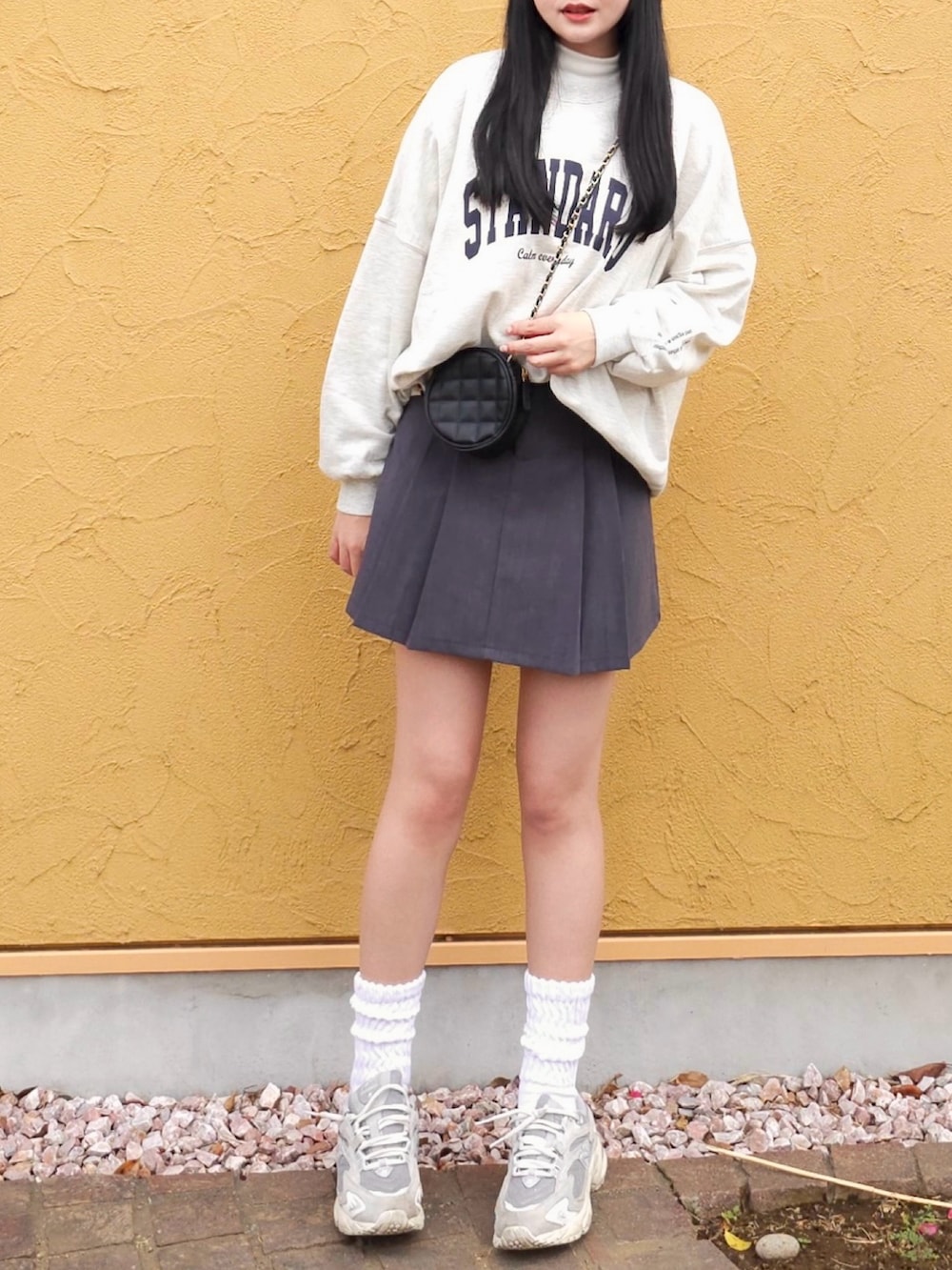 ホワイト系のスウェット、ホワイト系のTシャツ/カットソー、グレー系のスカートを着用したレディースの冬コーディネートの3枚目の写真