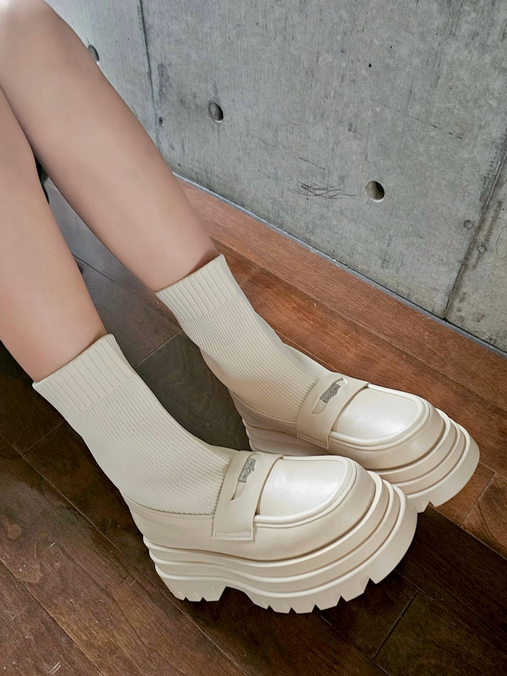 ホワイト系のカーディガン/ボレロ、グリーン系のスカート、シルバー系のショルダーバッグを着用したレディースの秋コーディネートの3枚目の写真